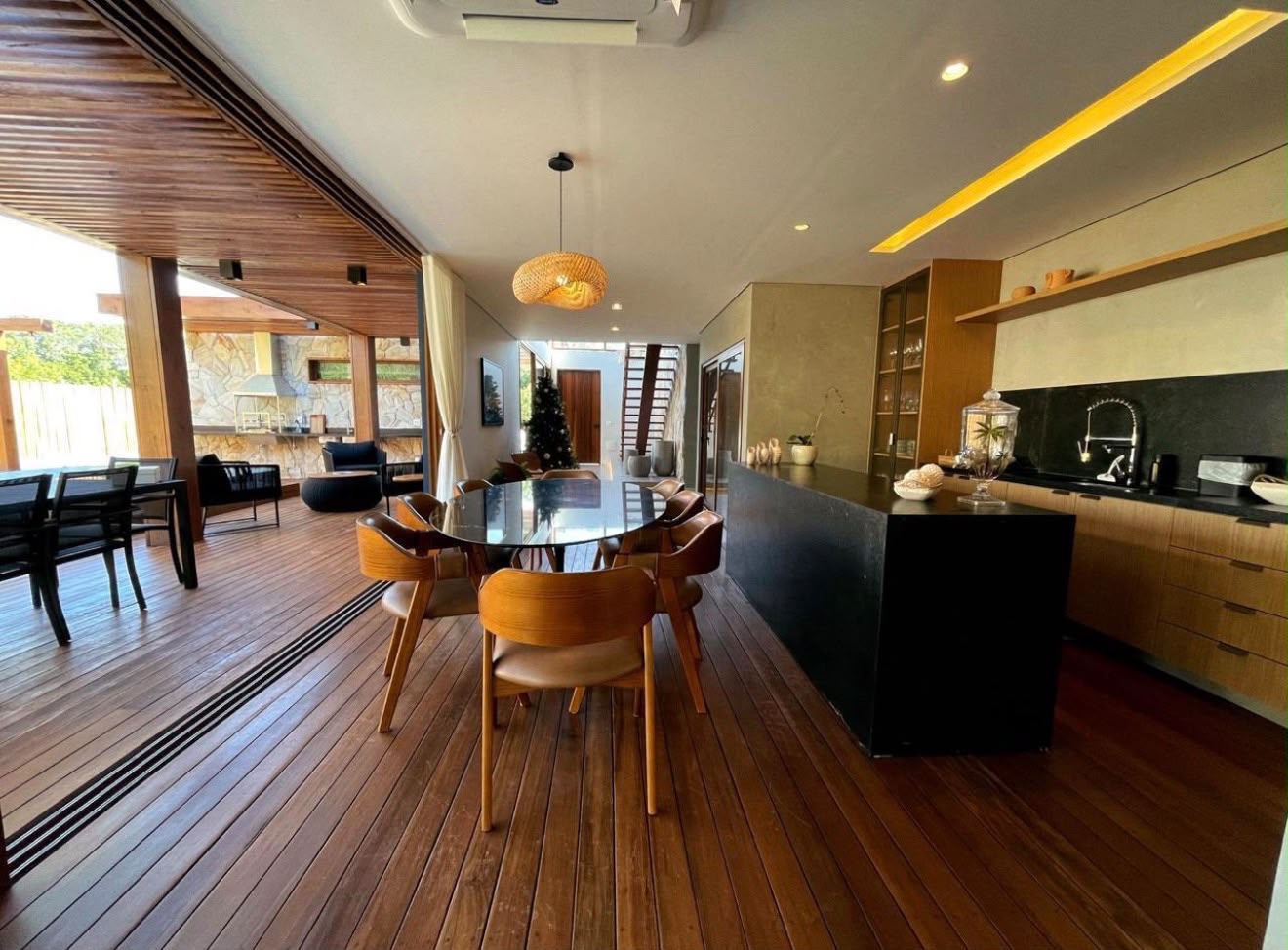 Sala de jantar integrada à cozinha e ao deck externo
