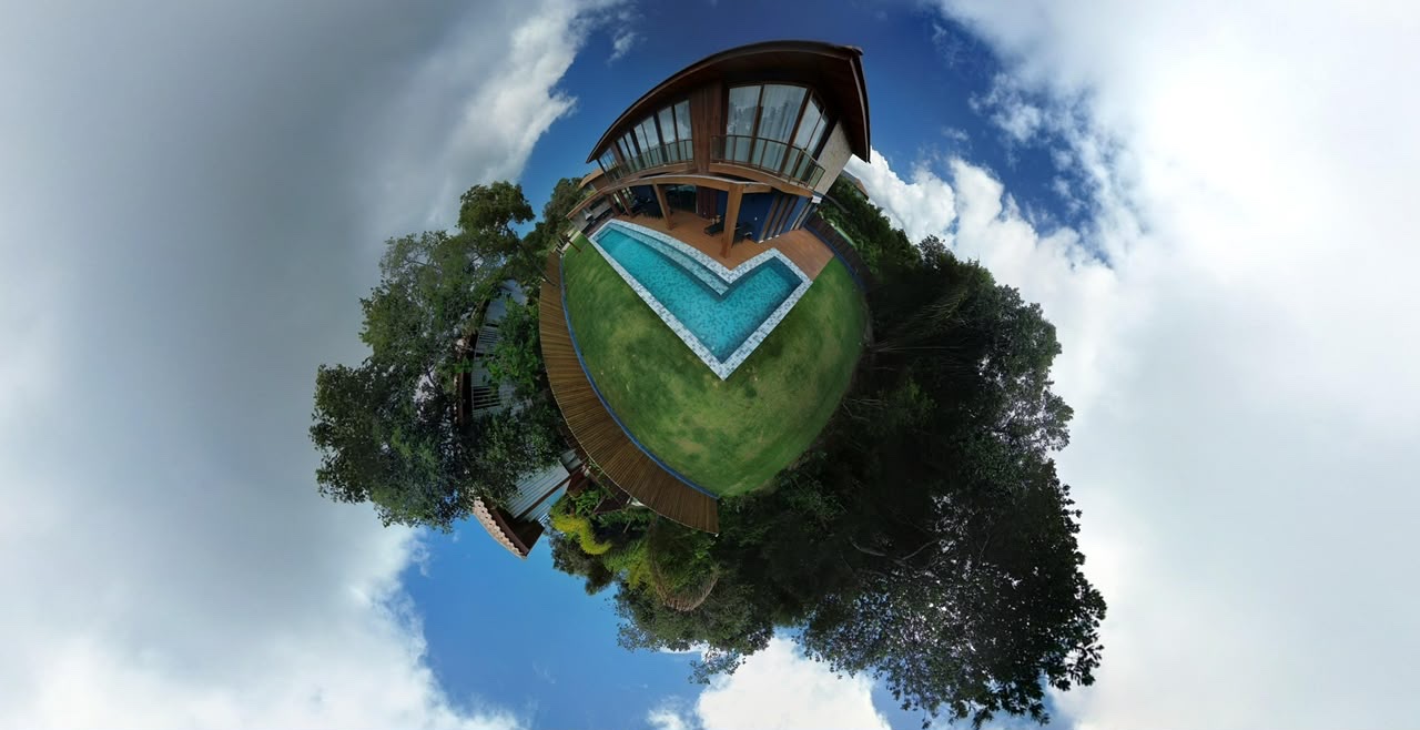 Vista aérea em 360 graus da casa, da piscina e do terreno